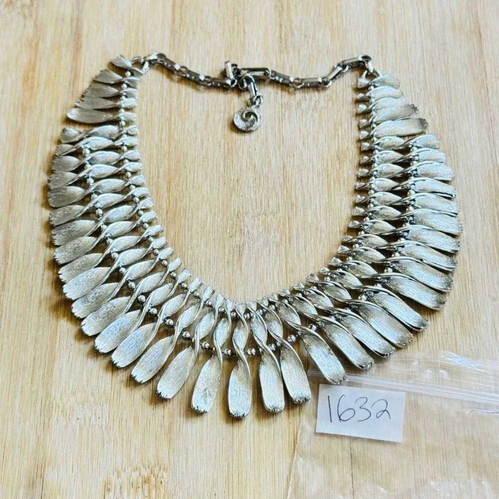 Lisner Ribbon Collar Bib necklace VTG Statement Choker Retro Elegant Silver Tone